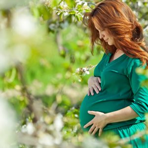 pregnant woman in the garden IGIENE E PREVENZIONE DENTALE IN GRAVIDANZA