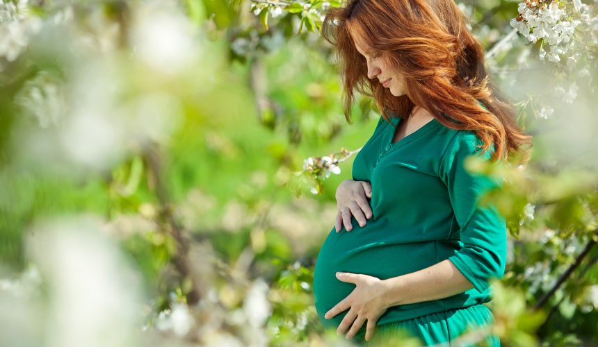 pregnant woman in the garden IGIENE E PREVENZIONE DENTALE IN GRAVIDANZA